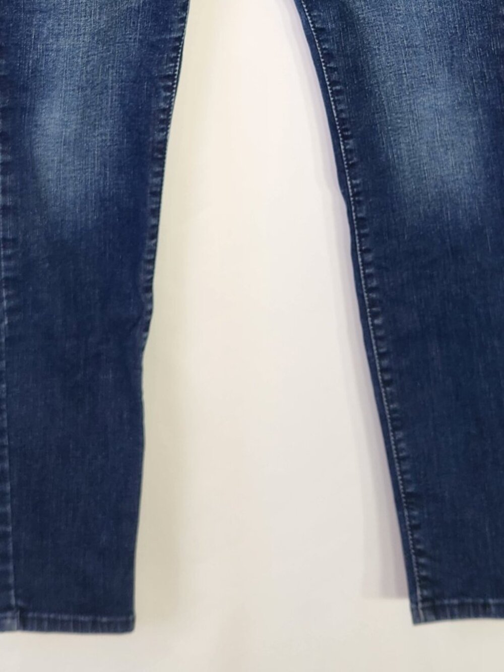 Signature by Levi Strauss Totally Shaping Skinny Jeans Size 6M W28 L30 Blue - Picture 3 of 15